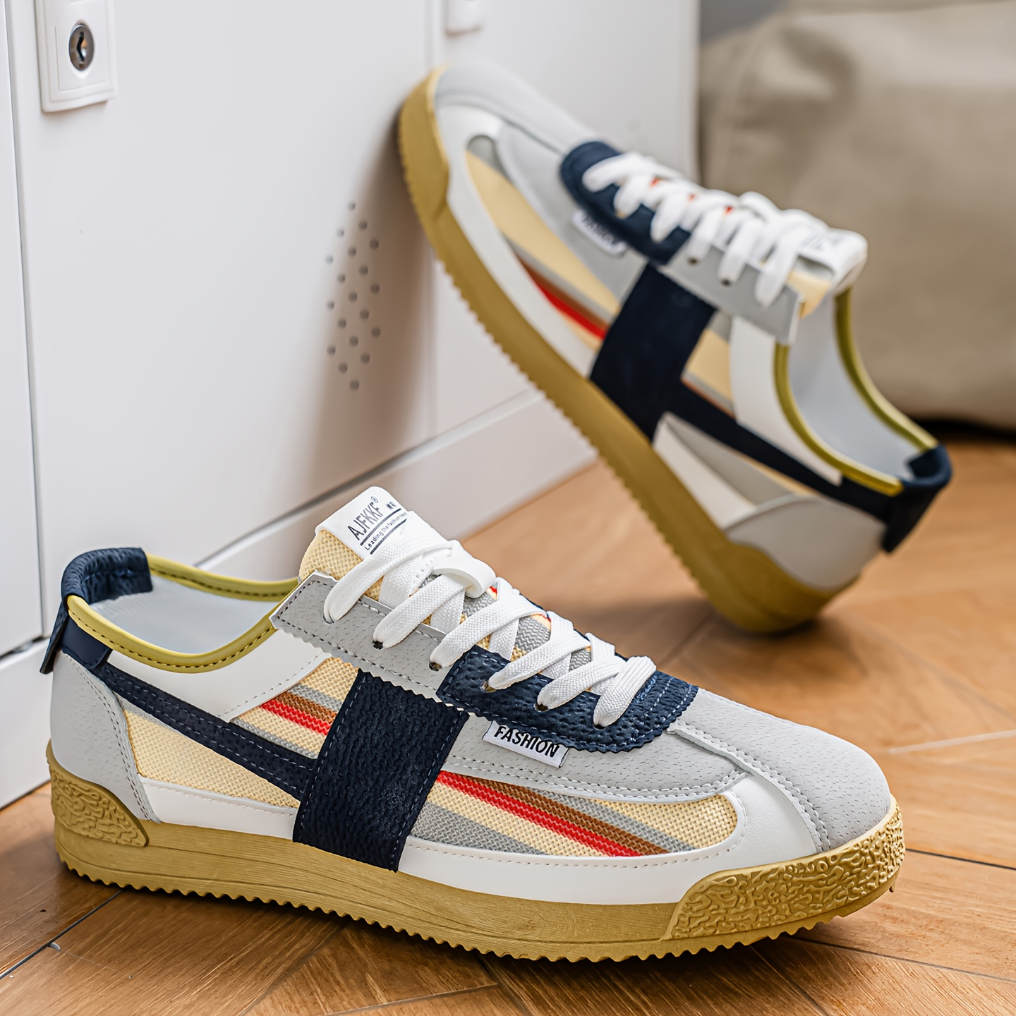 Comfortable men's retro athletic sneakers, featuring a vibrant design for everyday wear.