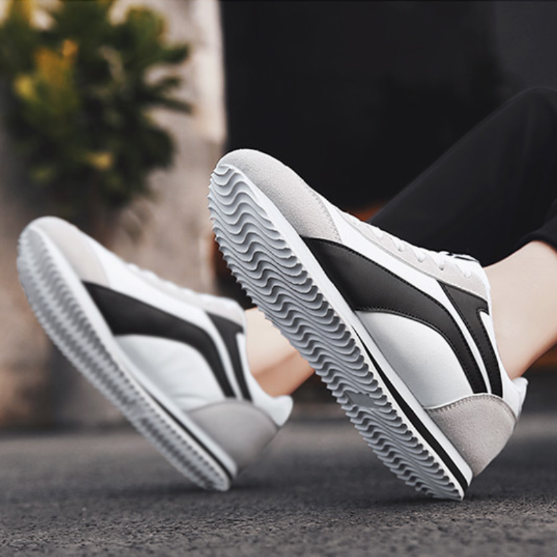 Comfortable men's retro sneakers, perfect for casual and everyday wear.