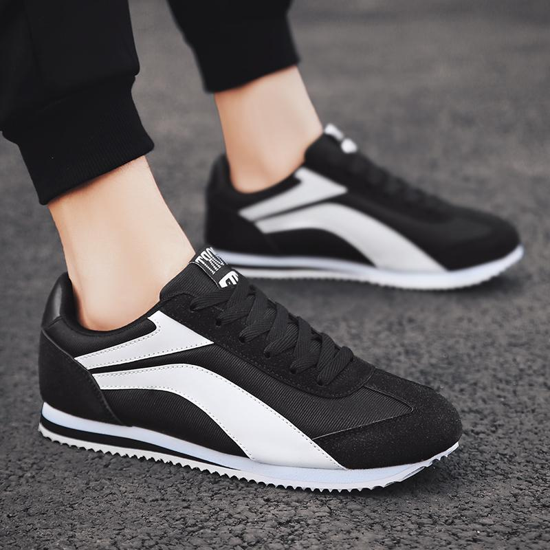 Lightweight men's retro athletic shoes, ideal for all-day comfort & style.