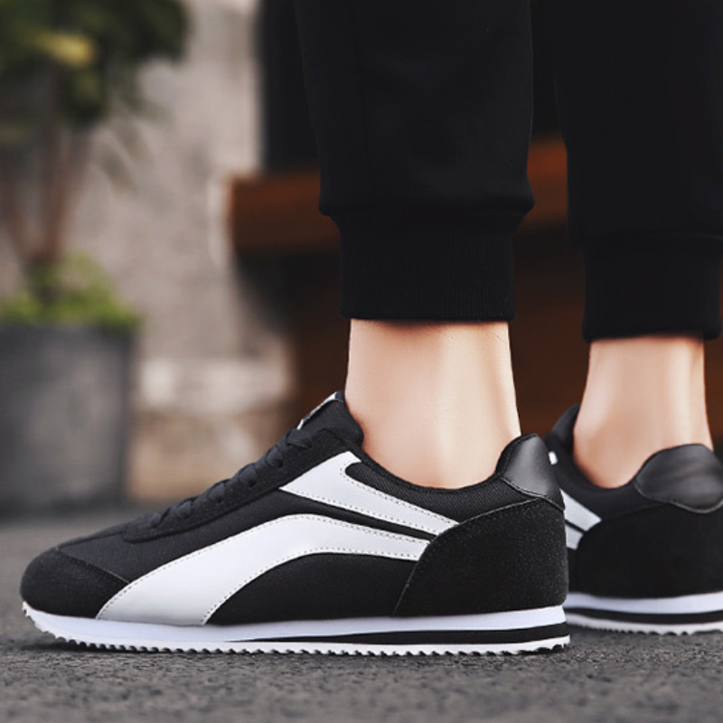 Men's white & black retro casual footwear, stylish and comfortable kicks.