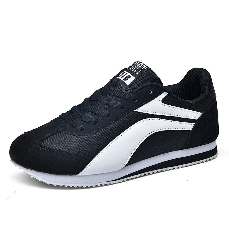 Men's retro black sneakers, versatile and comfortable for daily wear.