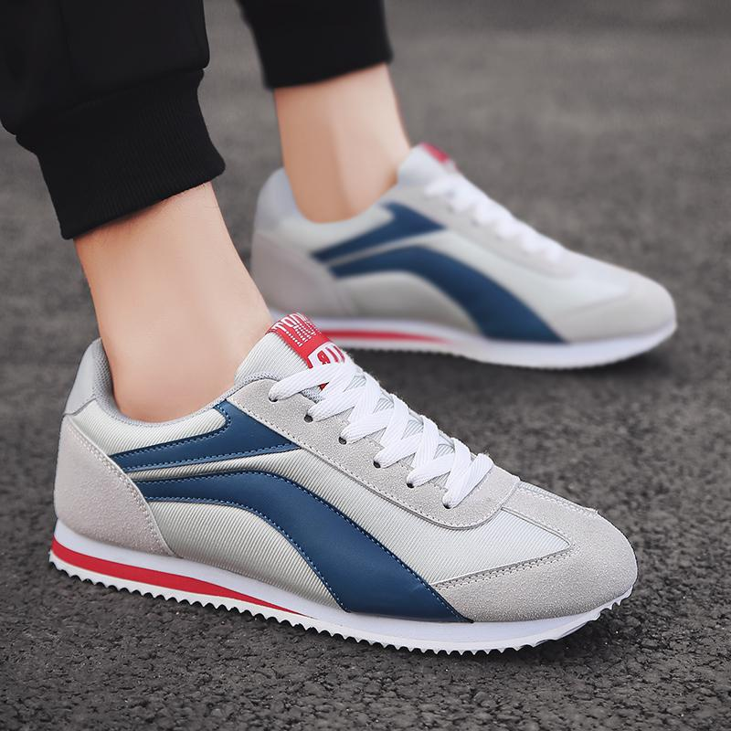 Timeless white and black retro sneakers for men, stylish and comfortable.