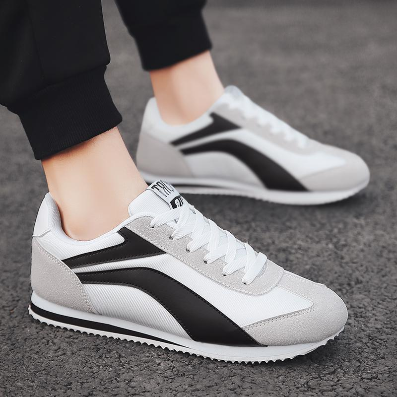 Stylish men's black retro shoes, versatile casual footwear for any outfit.