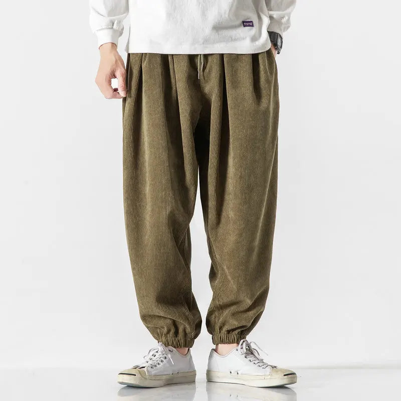 Stylish men's Ridge corduroy pants, relaxed wide leg for a fashionable street style look.