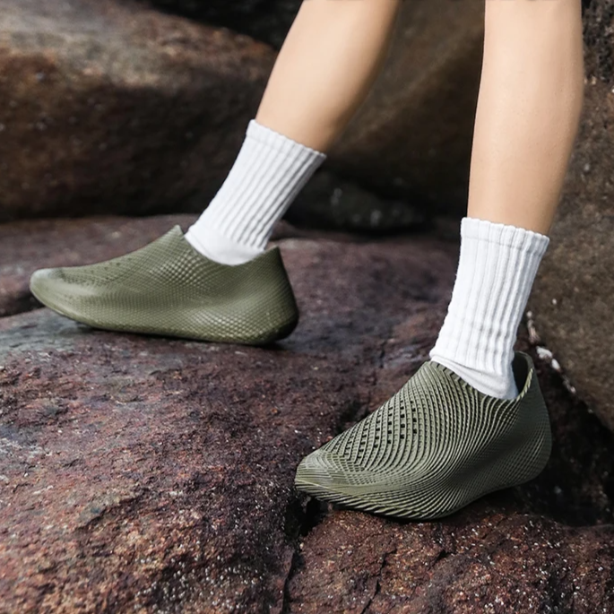 Back view of men's seamless all-terrain running shoes, with heel support for trail running & outdoor adventure.