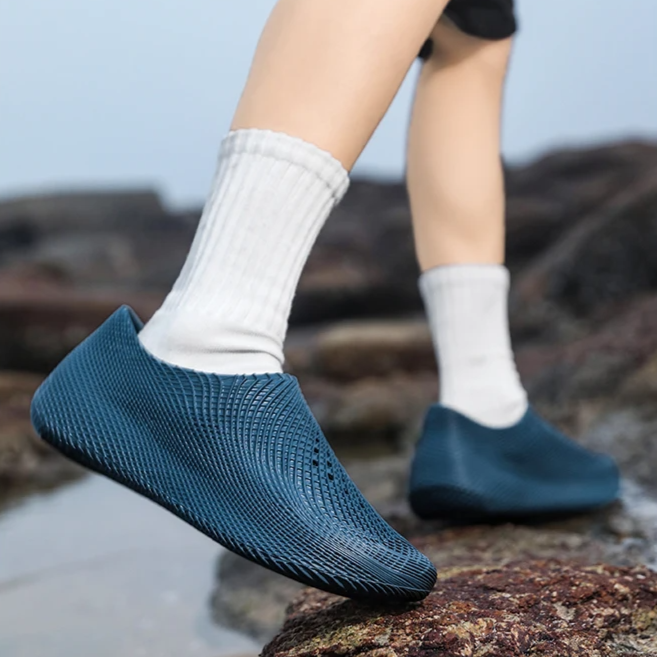 Versatile men's seamless all-terrain running shoes, perfect for trails, running, & outdoor athletic footwear.