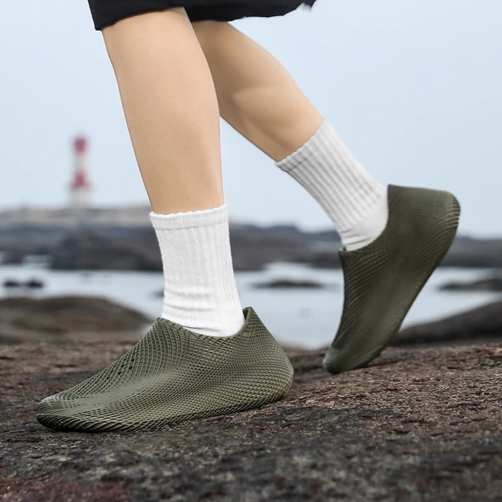 Black men's seamless all-terrain running shoes, durable & comfortable for trail and outdoor athletic use.