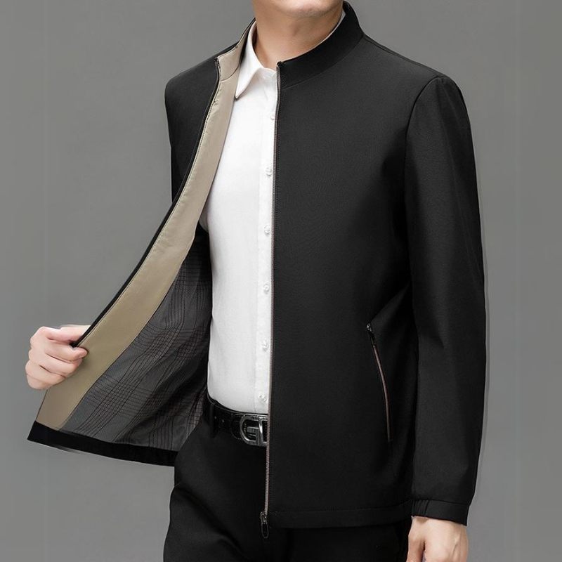 Modern men's casual jacket, tailored for comfort with secure pockets for versatile outerwear.