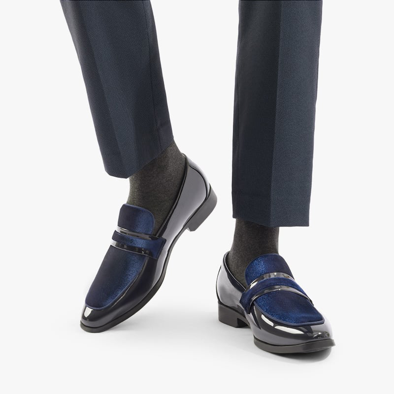 Versatile men's black dress loafers, ideal formal footwear for weddings, galas, and professional settings.