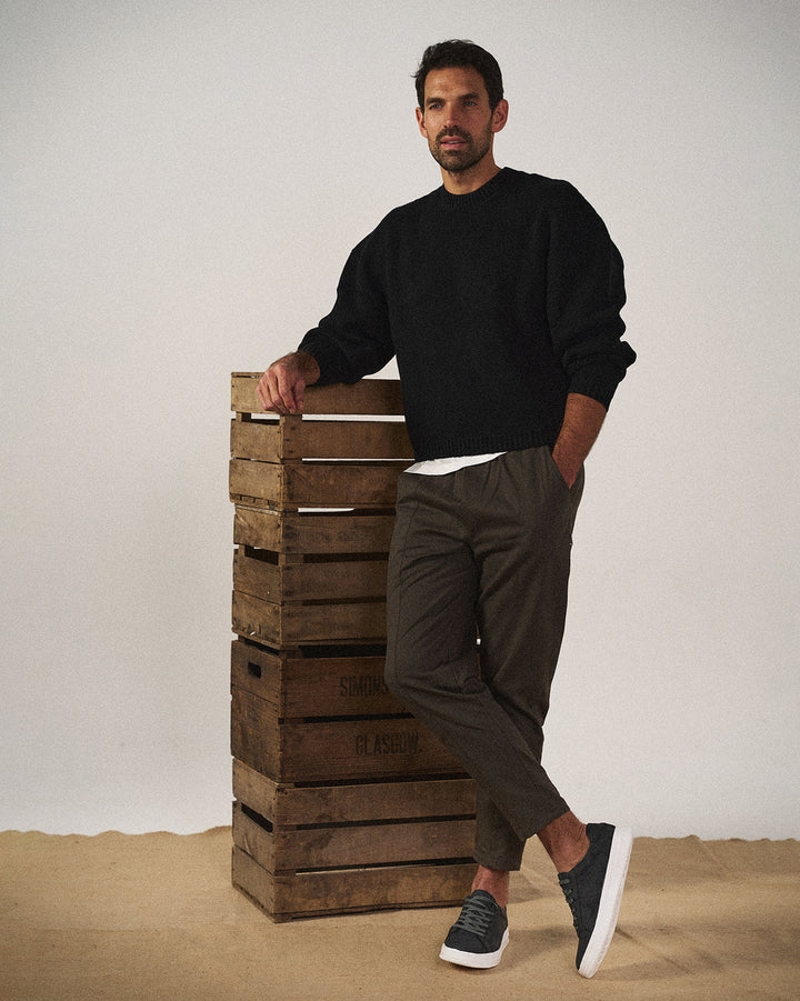 Versatile men's sleek everyday casual sneakers, comfortable low-top footwear for any occasion.