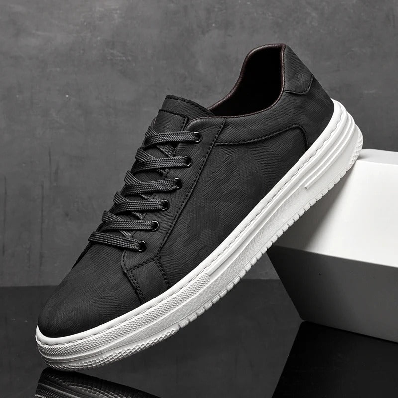 Sleek men's low-top casual sneakers, modern everyday footwear with a comfortable design.