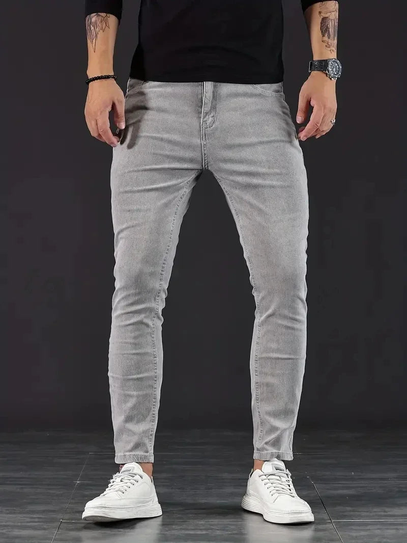 Versatile men's slim fit jeans, suitable for everyday wear, casual pants with a modern & comfortable design.