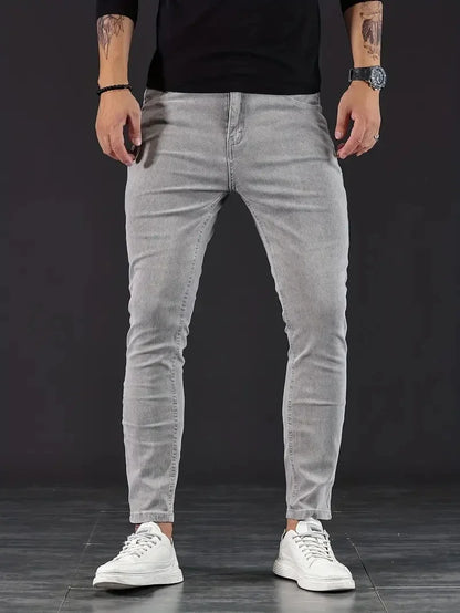 Versatile men's slim fit jeans, suitable for everyday wear, casual pants with a modern & comfortable design.