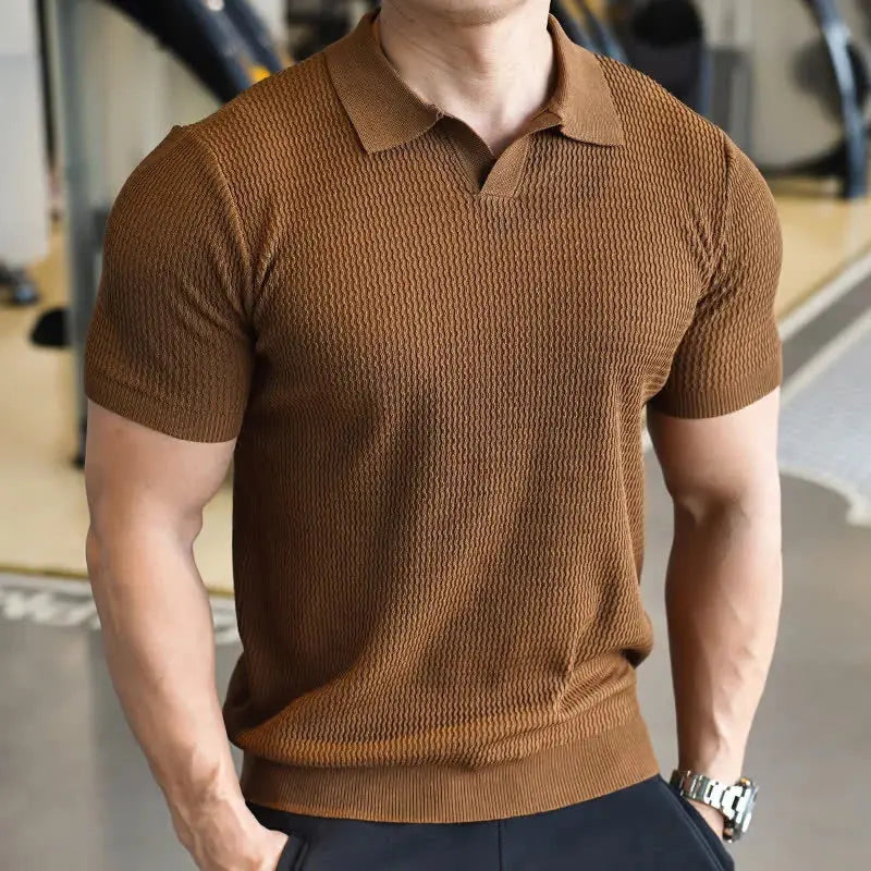 Elegant men's casual polo shirt, slim fit, with a refined textured finish and classic short sleeves. Daily style.