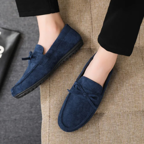 Classic men's loafers featuring a sophisticated bow. Offers exceptional comfort and timeless style.