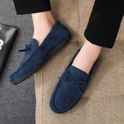 Classic men's loafers featuring a sophisticated bow. Offers exceptional comfort and timeless style.