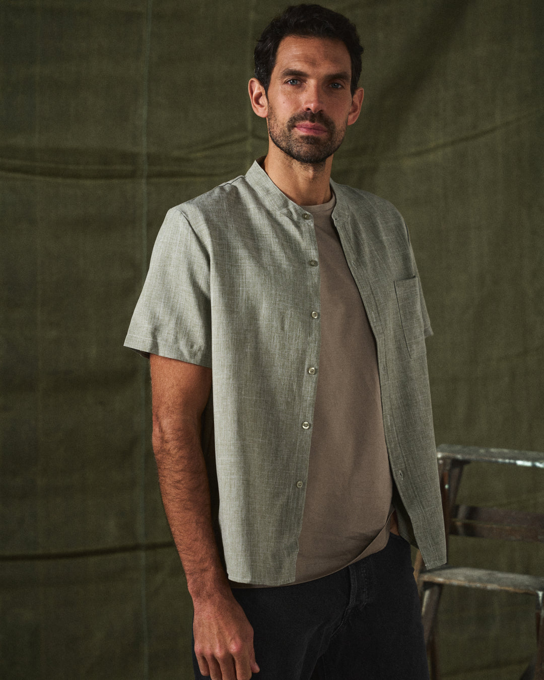 Lightweight Solaro men's short sleeve shirt, stand collar, comfortable for summer fashion.