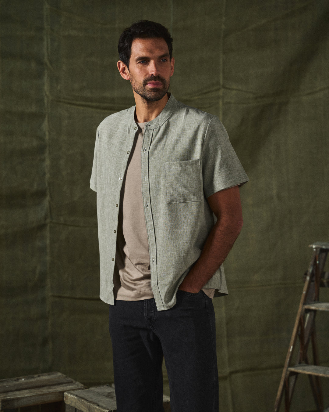 Summer fashion men's Solaro short sleeve shirt, lightweight, mandarin collar, easygoing style.