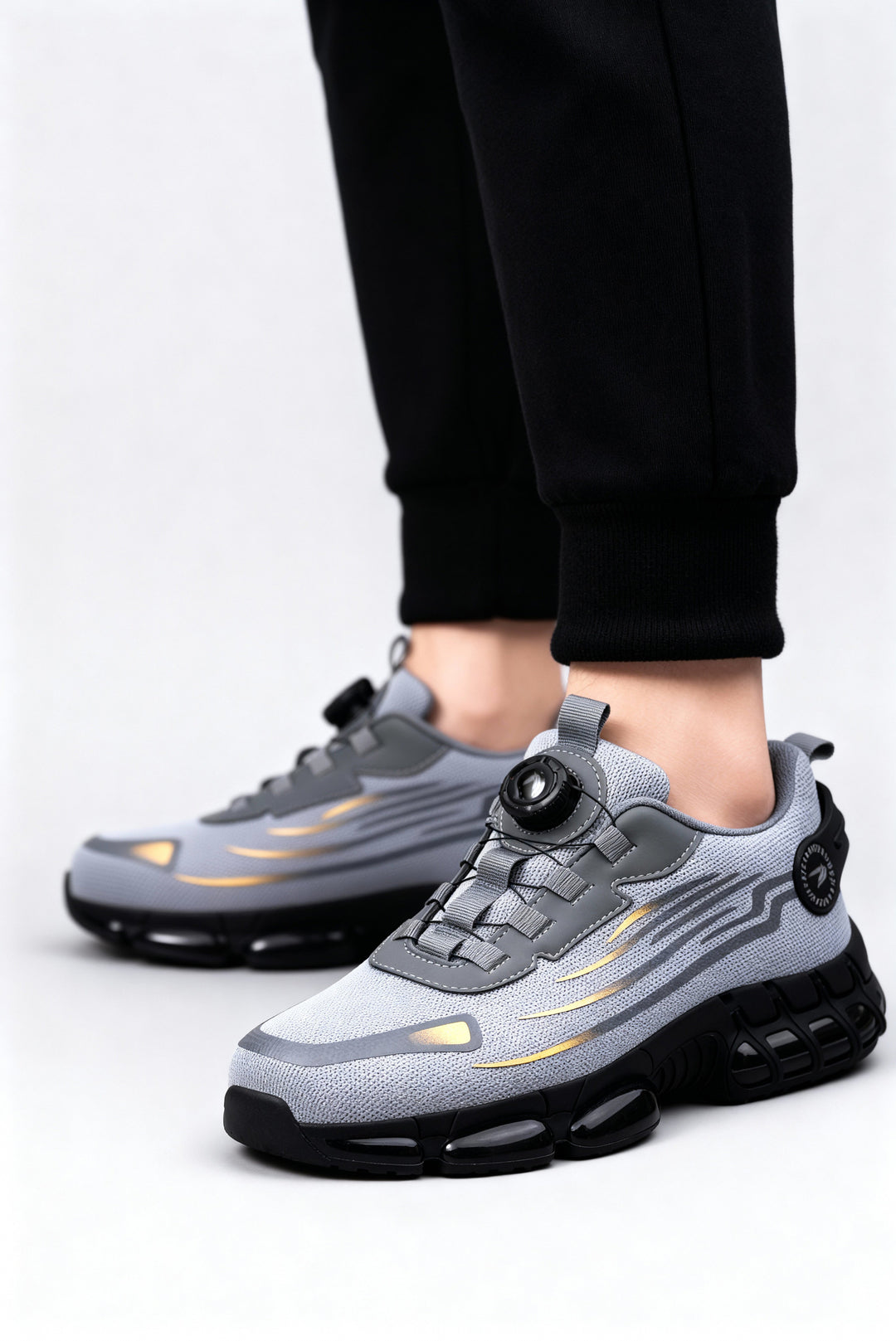 Non-slip men's safety shoes with steel toe & puncture-resistant sole for industrial protection.