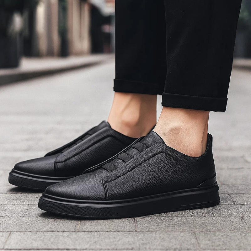 Men's casual Chelsea sneakers, offering stylish everyday comfort and a modern look for walking.