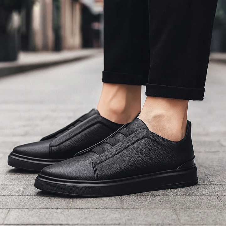 Men's casual Chelsea sneakers, offering stylish everyday comfort and a modern look for walking.