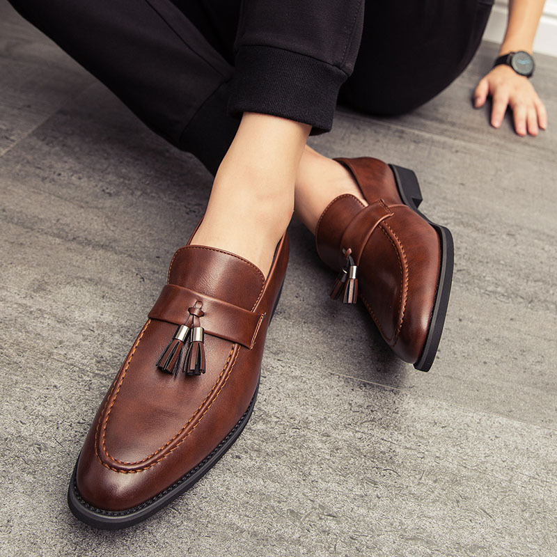 Comfortable men's tassel loafers, black leather, offering effortless elegance for stylish everyday fashion.