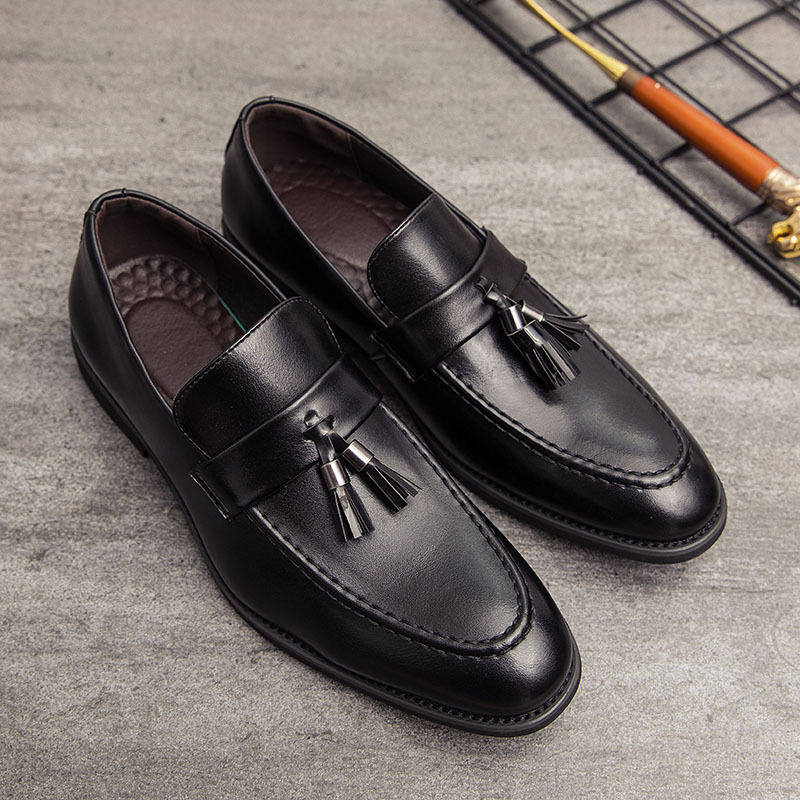 Elegant men's genuine leather tassel loafers, featuring decorative tassels for a distinctive, stylish look.