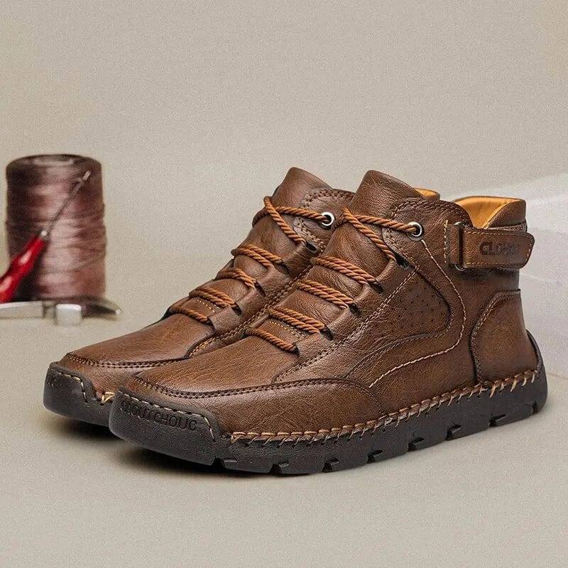Detailed shot of a men's winter ankle boot in PU leather, highlighting the robust non-slip sole