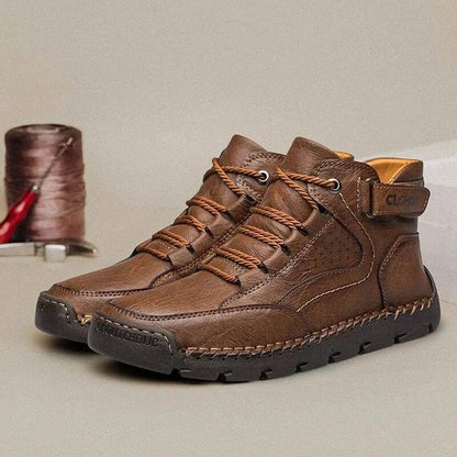 Detailed shot of a men's winter ankle boot in PU leather, highlighting the robust non-slip sole