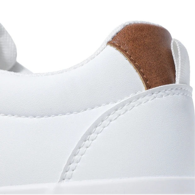 Versatile men's black casual sneakers, stylish & comfortable, ideal everyday footwear for any outfit.