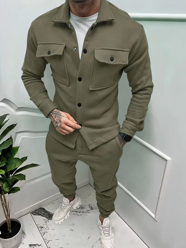 Men's loungewear set: comfortable jacket & matching trousers for a modern casual style.