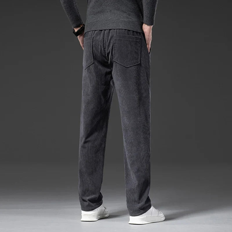 Comfortable & stylish men's corduroy pants, ideal for casual outfits, featuring stretch and a flexible fit.