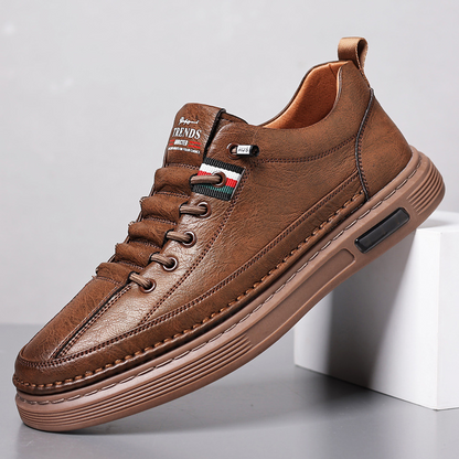 Men's stylish low-top sneakers, perfect for everyday comfort and urban fashion with a modern design.