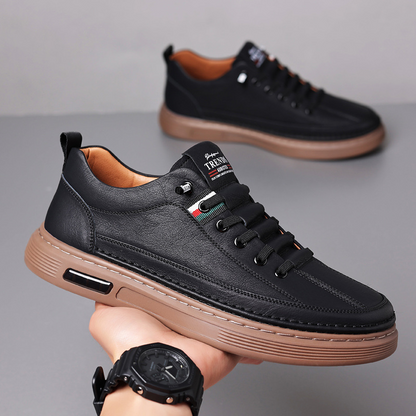 Fashionable men's low-top sneakers, designed for comfort and durability, ideal for casual and versatile outfits.