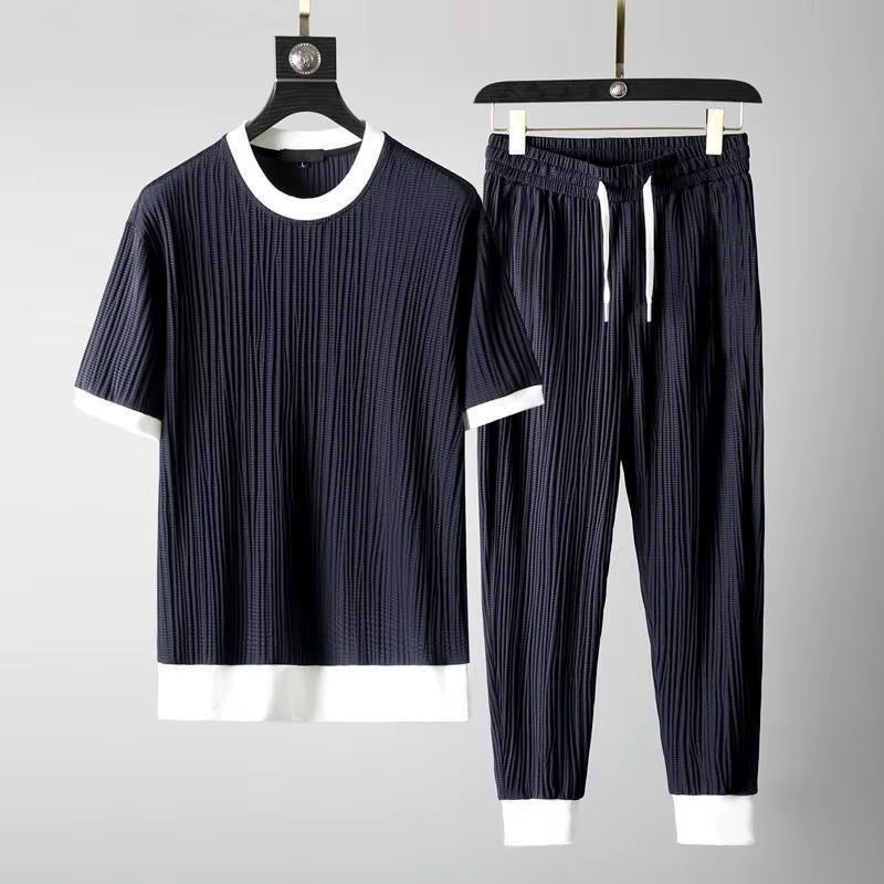 Comfortable men's pleated lounge set, two-piece, soft fabric, perfect for relaxed off-duty style.