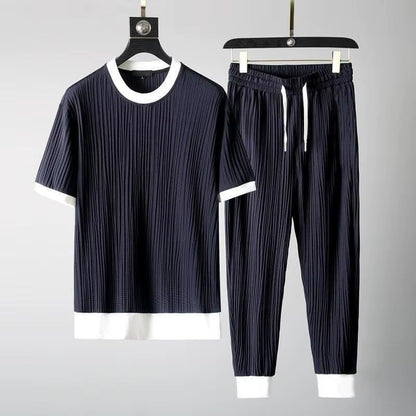 Comfortable men's pleated lounge set, two-piece, soft fabric, perfect for relaxed off-duty style.