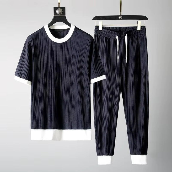 Comfortable men's pleated lounge set, two-piece, soft fabric, perfect for relaxed off-duty style.
