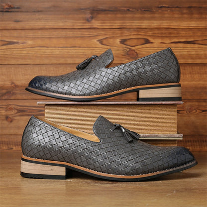 Versatile men's woven tassel loafers, suitable for various formal and casual occasions.
