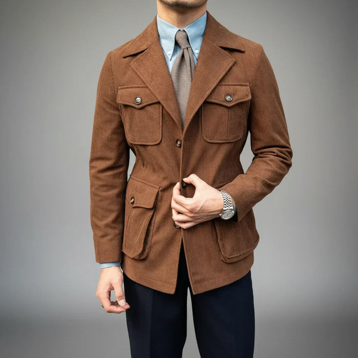 Elegant men's blazer in a tailored fit, featuring distinctive gold-tone buttons. A classic piece for men's fashion.