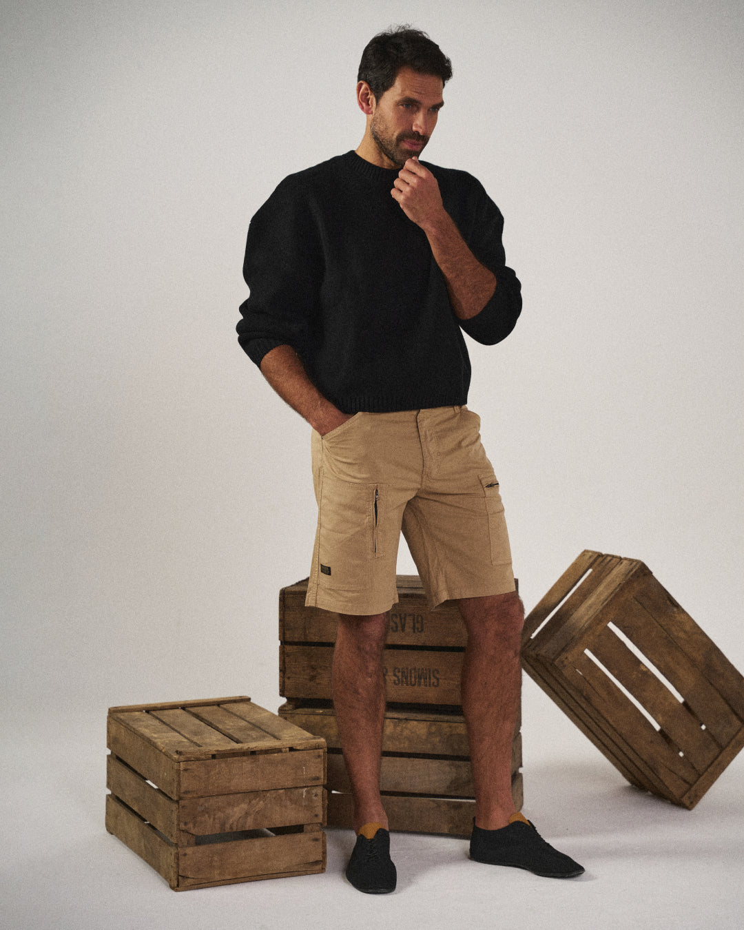 Stylish men's cargo shorts in a tailored fit, featuring functional zipper pockets for everyday style.