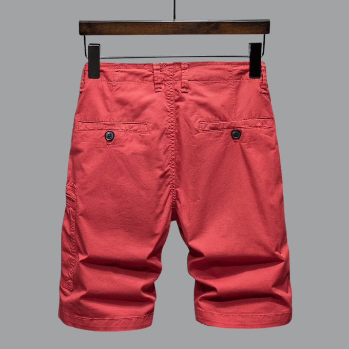 Everyday style men's shorts: comfortable cargo design with a tailored fit and secure zipper pockets.