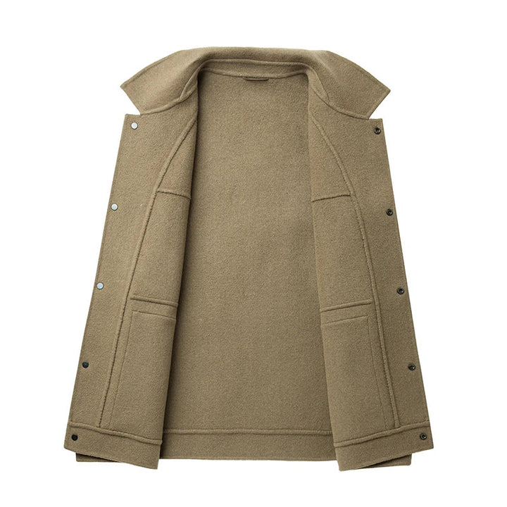 Versatile men's field jacket with a tailored fit, a modern overshirt for diverse smart casual outfits.