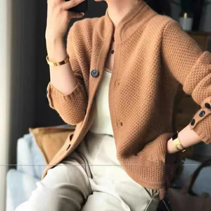 Stylish men's thick wool sweater jacket, perfect for cold winter days, combining elegance with cozy warmth.
