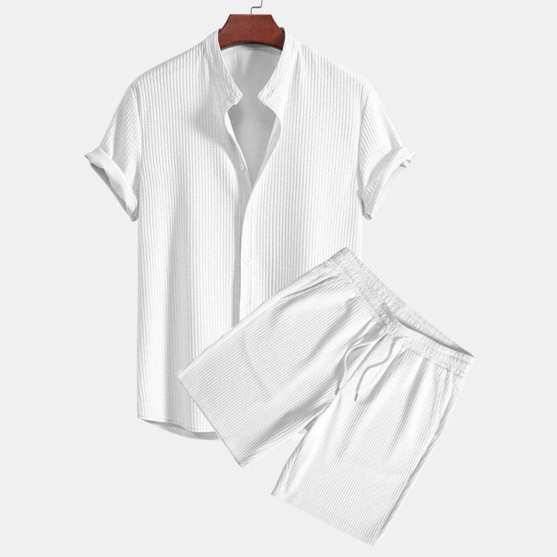 Comfortable men's knit polo set, two-piece with a modern mandarin collar. Ideal for versatile casual summer style.