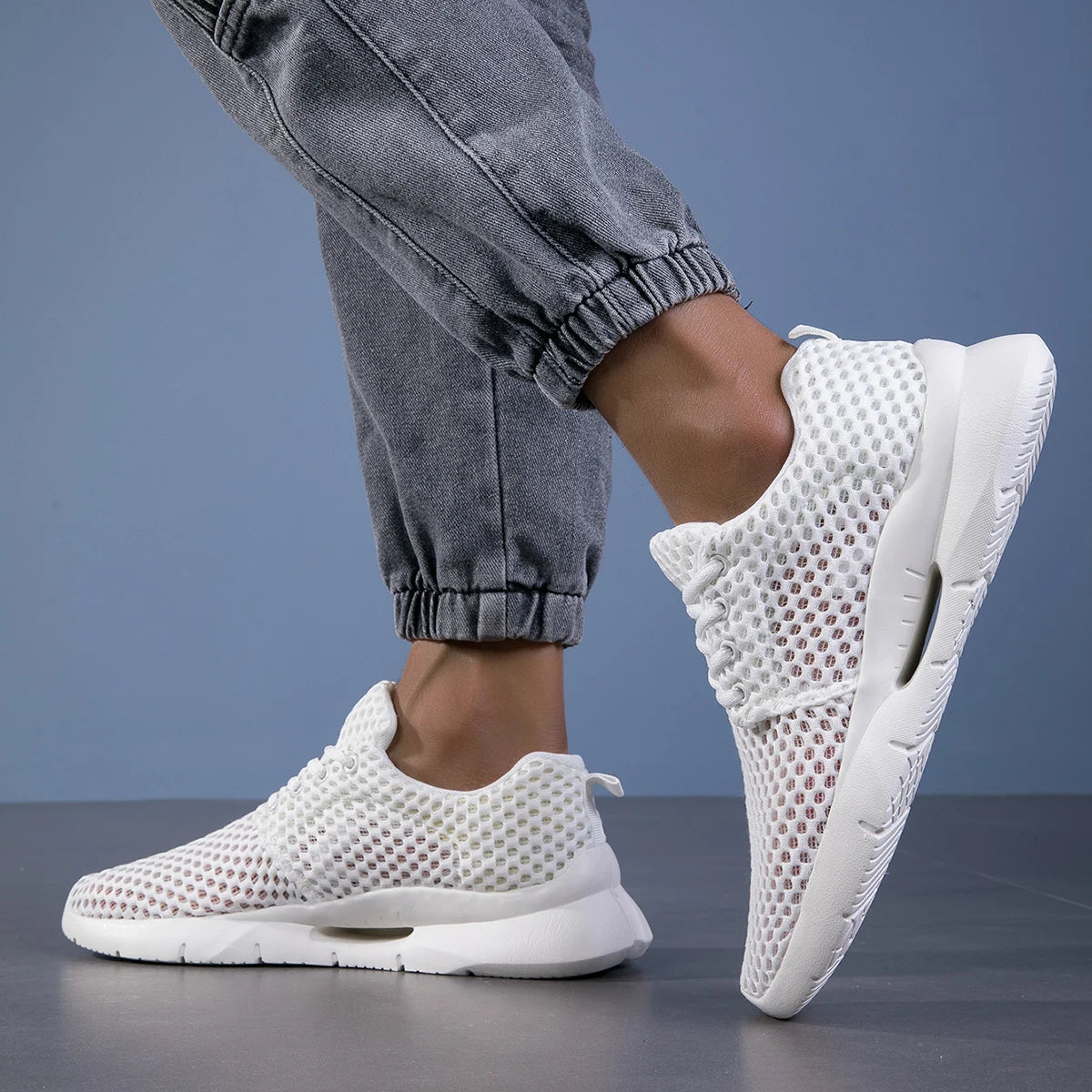 Comfortable men's casual sneakers, perfect for walking and everyday wear.