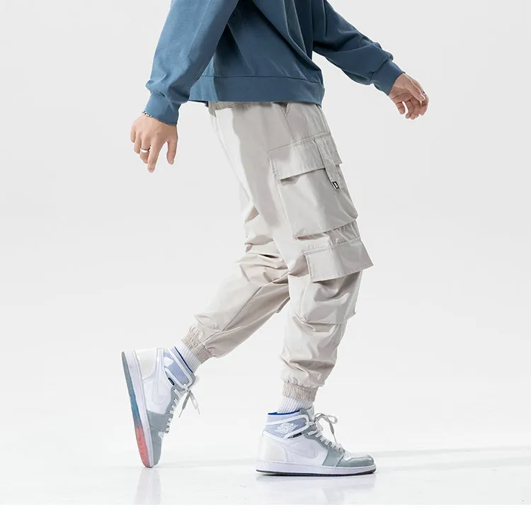 Comfortable men's streetwear joggers featuring practical cargo pockets & elastic cuffs.