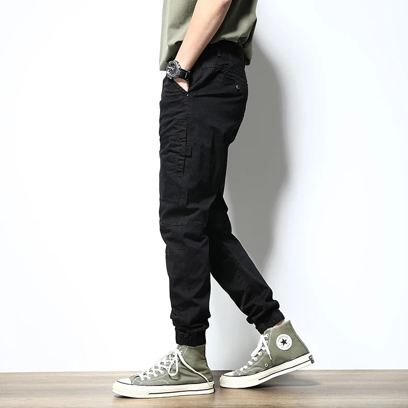 Casual men's tapered cargo joggers, reinforced & comfortable; blending urban style with everyday wear.