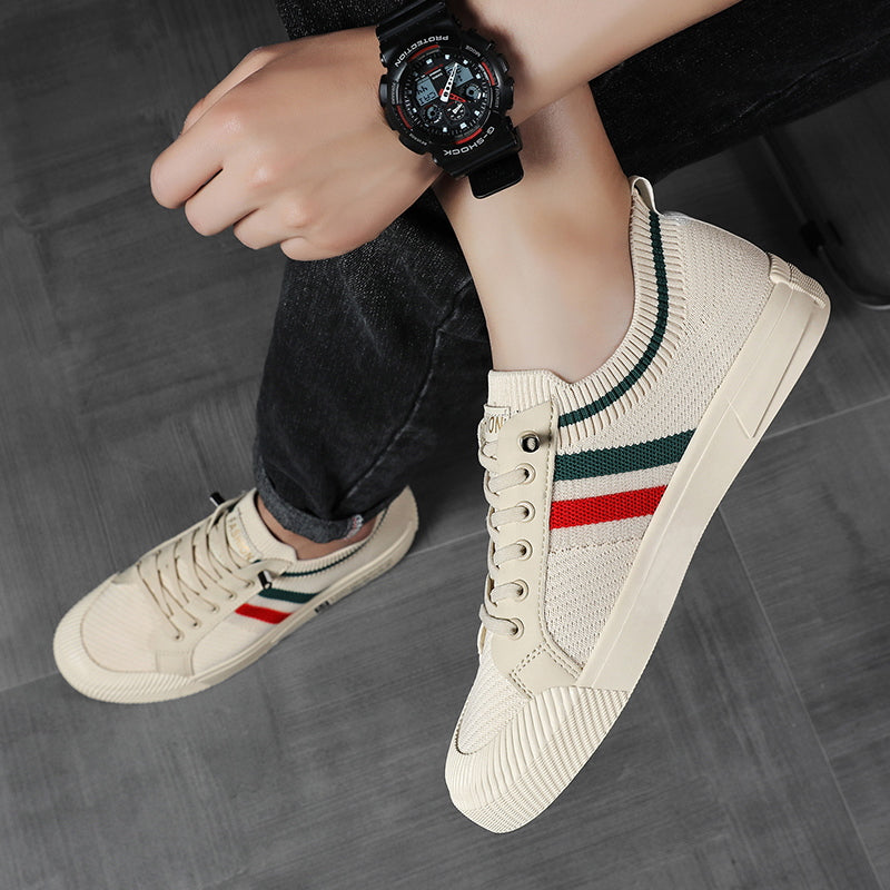 Close-up of men's urban walking sneakers, showcasing lightweight design & comfort features for casual wear.