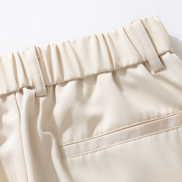 High-quality Vallier men's workwear trousers, relaxed fit and pleated front for all-day professional comfort.