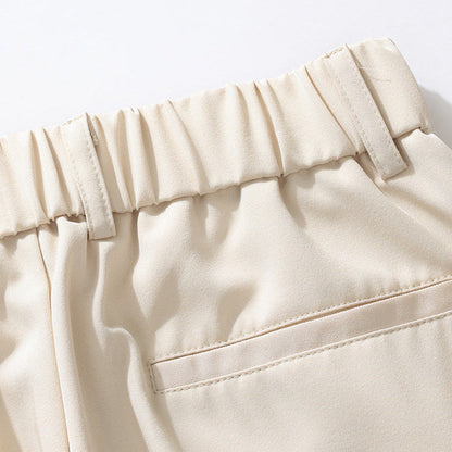 High-quality Vallier men's workwear trousers, relaxed fit and pleated front for all-day professional comfort.